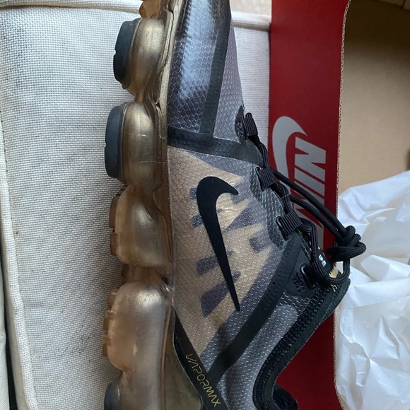 Nike Air VaporMax 2019 Black Metallic Gold - Picture 2 of 11
